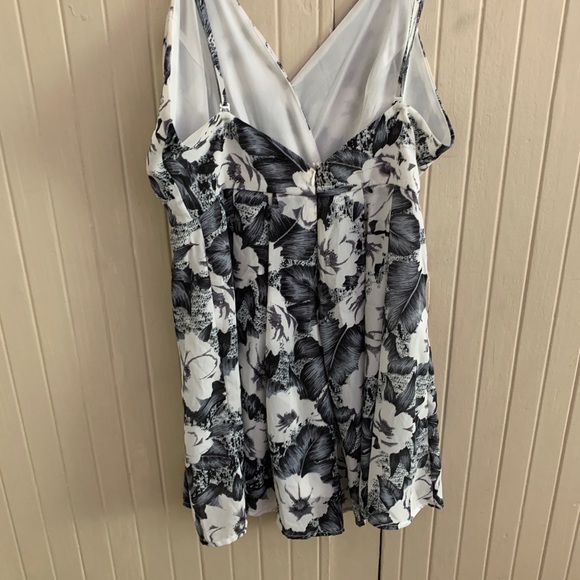 Floral Romper - Picture 2 of 4